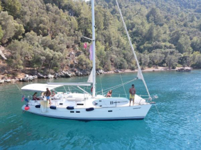 Fethiye ve Bölgesinde Konforlu Bir Yelkenli Tekne